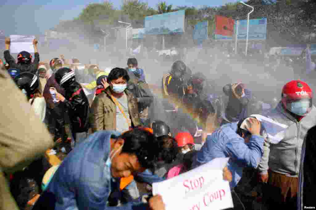 Vízágyúval lőnek a tüntetőkre, akik&nbsp;Aun Szan Szú Kjí szabadon bocsátását és kormányának rehabilitálását követelték.