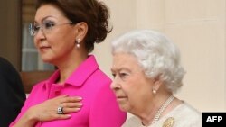 Ұлыбритания патшайымы Елизавета ІІ және Қазақстан премьер-министрінің орынбасары Дариға Назарбаева Букингем сарайында. Лондон, Ұлыбритания, 4 қараша, 2015.