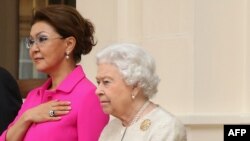 Дариға Назарбаева (сол жақта) және Ұлыбритания ханшайымы Элибазета ІІ Лондонда, 2015 жылдың қарашасы.