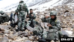 Солдаты Народно-освободительной армии Китая у ледника на высоте 5400 метров. Граница между Китаем и Афганистаном, 2019 г.