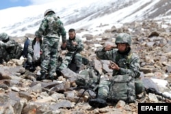 نیروهای چینی در حال گشت زنی در یخچال برفی ، در ارتفاع 5400 متری در امتداد مرز بین چین و افغانستان هستند.