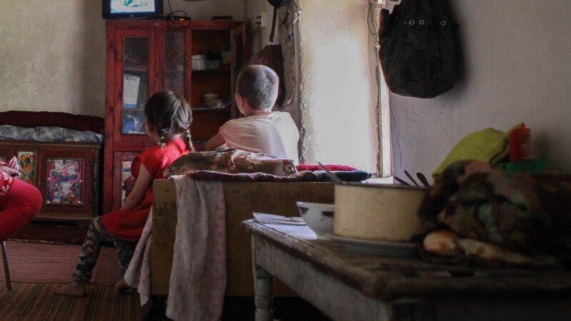 В Кыргызстане родители более 80 тысяч детей находятся в миграции
