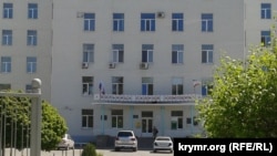 Флаг России на здании больницы скорой помощи в Симферополе