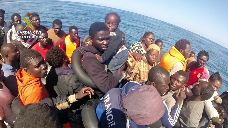 گارد ساحلی اسپانیا ۲۰۰ مهاجر را از آب‌های مدیترانه گرفت