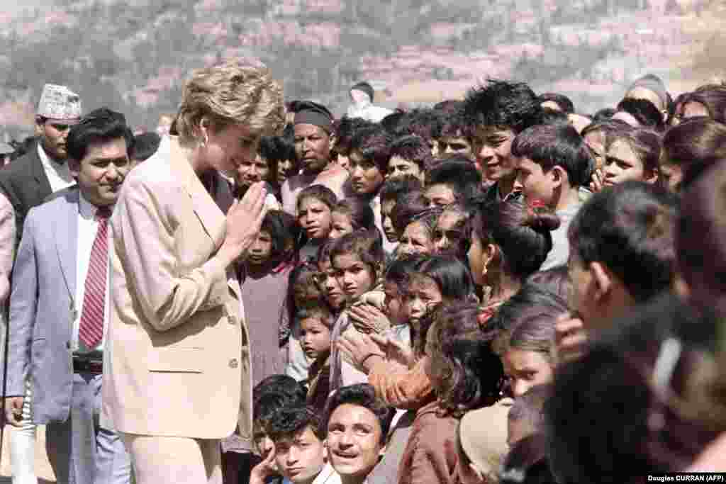 Принцеса Уельська Діана перед непальськими дітьми та молоддю 5 березня 1993 року під час подорожі селами в передгір&rsquo;ї Гімалаїв із проектом Червоного Хреста.&nbsp;