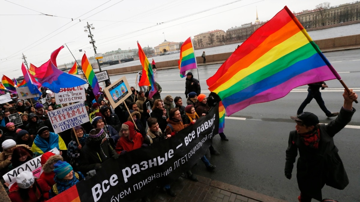 В России приняли закон «о запрете ЛГБТ-пропаганды»*: за что могут оштрафовать