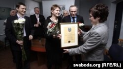 Марына Адамовіч уручае прэмію Раісе Міхайлоўскай