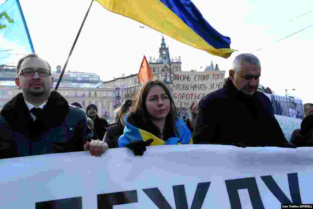 Марш пам&#39;яті Бориса Нємцова у Москві. На підтримку української льотчиці Надії Савченко. У центрі її сестра Віра, зліва та справа&nbsp;&ndash; адвокати Микола Полозов і Марк Фейгін