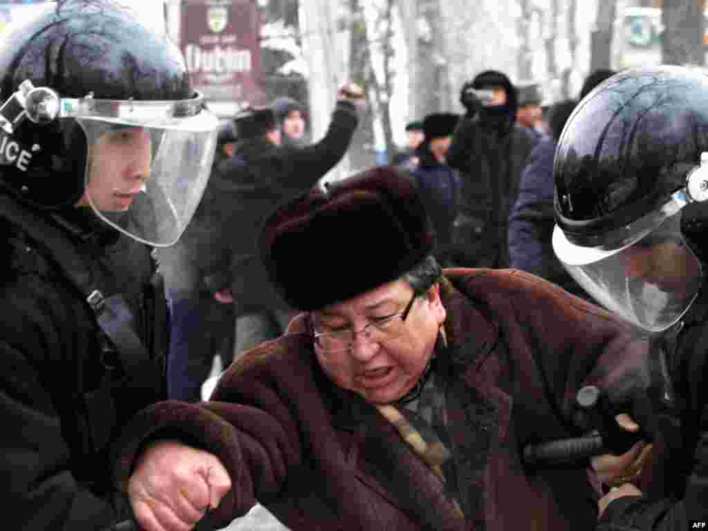 Задержка участников митинга в поддержку нефтяников Жанаозена, Алматы. 17 декабря. 