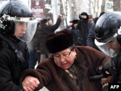Полицейские задерживают оппозиционного активисты Серика Сапаргали. Алматы, 17 декабря 2011 года.