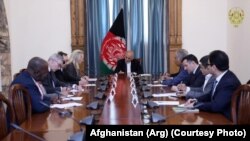 محمد اشرف غنی رئیس جمهور افغانستان در دیدار با الیس ولز، معاون وزیر امور خارجۀ ایالات متحده برای آسیای جنوبی و مرکزی، ۱۲ می ۲۰۱۹
