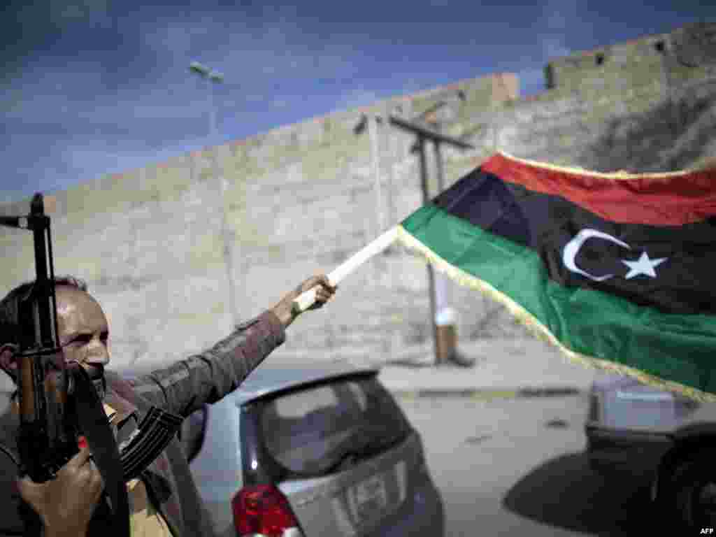 Libijski borac slavi na ulicama Tripolija vijest o hvatanju Gadafija, 20. oktobar 2011. 