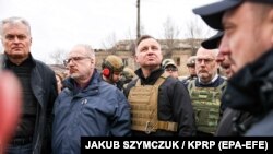 От ляво на дясно на снимката са президентите на Литва, Латвия, Полша и Естония по време на посещение в Киев през април. 