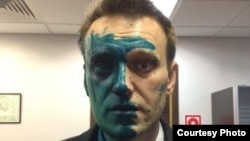 Russian opposition leader Aleksei Navalny says his eyesight might be impaired after his face was splashed with a green "zelyonka" antiseptic. (file photo)