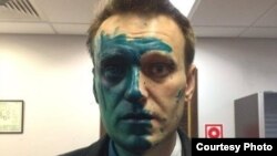 Алексей Навальный после нападения.