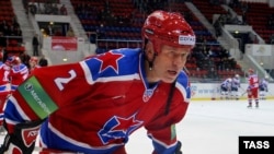 Vyacheslav Fetisov on the ice again