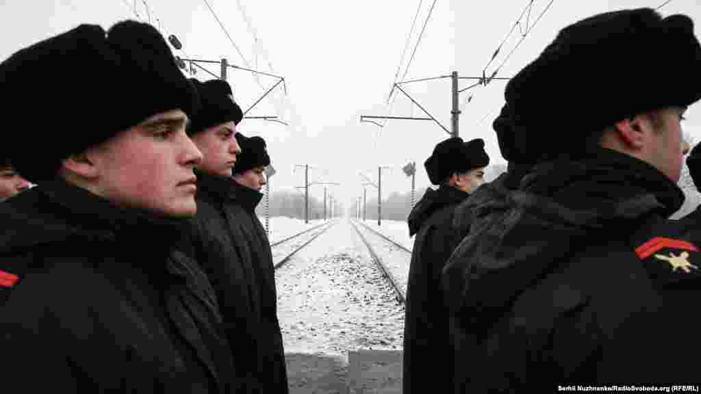 Позаду &ndash; залізнична колія у напрямку Москви