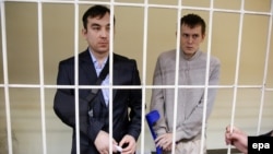 Олександр Александров (п) і Євген Єрофеєв у суді в Києві, 29 вересня 2015 року