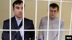 Ресейлік әскерилер Евгений Ерофеев (сол жақта) пен Александр Александров сотта отыр. Киев, 29 қыркүйек 2015 жыл.