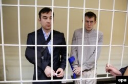 Російські військові Євген Єрофеєв (ліворуч) та і Олександр Александров під час засідання суду у Києві. 29 вересня 2015 року