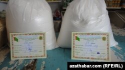 For those who make the trip to Gyorogly district, a 50-kilogram sack of flour costs about 50 manats (a bit more than $14 at the official rate). Customers must have identification and documents showing their place of residence. There is a limit of one sack of flour per family. (file photo)