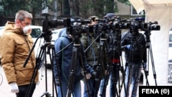 Snimatelji sa zaštitom na zadatku u Mostaru. Zabilježeno 1. aprila 2020.