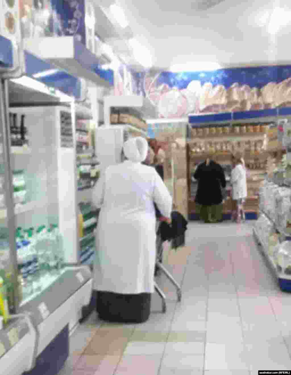 Медработник в продуктовом магазине. Ашхабад