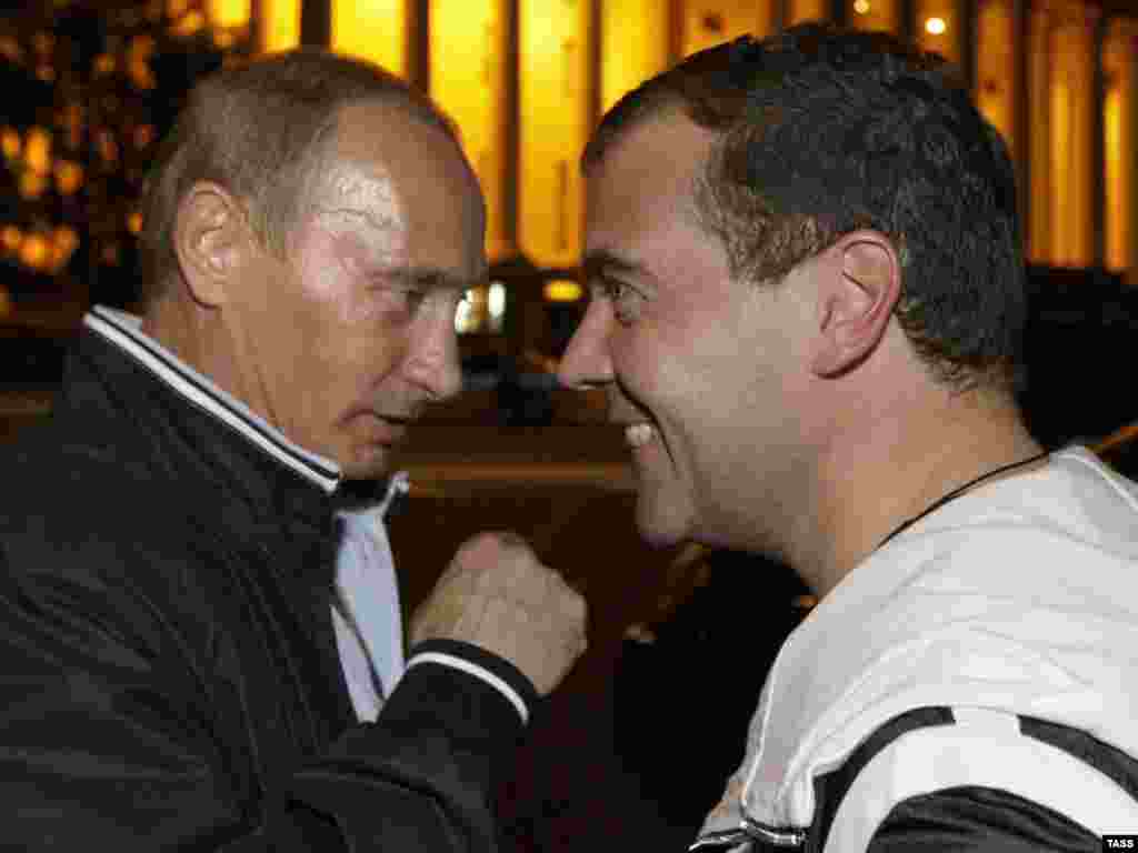 Путин и Медеведв пред Летниот театар во Сочи