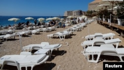 Плажата Бање кај Дубровник речиси празна, во јули 2020 година