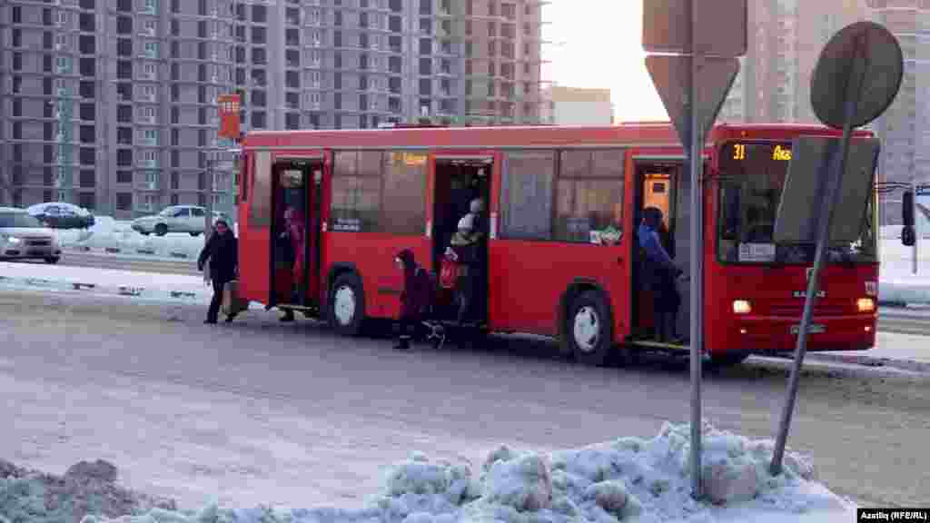 Кызыл автобусларда кеше кайсы кая ашыга, Яңа ел алдыннан бигрәк тә