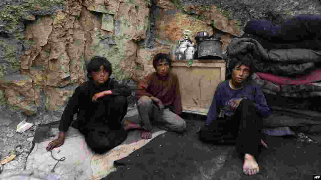 Afganistan - Mladi mineri u rudniku uglja u provinciji Samangan, 03.04.2012. Foto: AFP / Qais Usyan