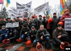 Şaxtaçılar Ukrayna parlamenti qarşısında maaşların və pensiyaların artırılmasını tələb edirlər - 2 mart 2015