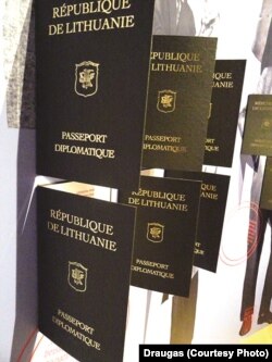 Дыпляматычныя пашпарты, выдадзеныя амбасадай незалежнай Літвы на Захадзе. Здымак Альгіса Вашкявічуса, «Draugas»