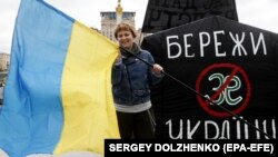 Campanie împotriva candidatului Volodimir Zelenski, considerat de sondaje favoritul alegerilor de duminică. Kiev, 15 aprilie 2019