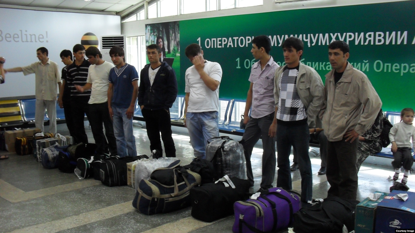 Оформить таджика на работу. Экзамен для мигрантов. Русский рабочий. Таджик строитель. Гастарбайтеры на стройке.