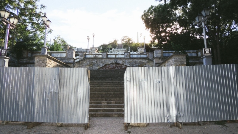 «Сложно оценить нанесенный урон»: затянувшийся ремонт Митридатской лестницы в Керчи