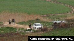 Полицијата врши увид на местото каде што беа убиени пет момчиња во близина на Смилковското Езеро кај Скопје на 13 април 2012 година.