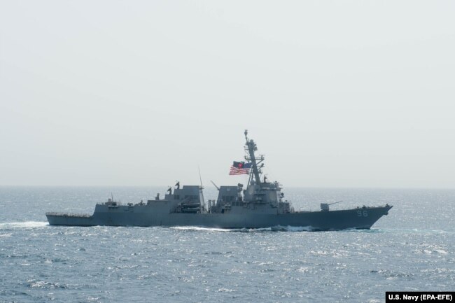 Arleigh Burke класса USS Bainbridge (DDG 96) в Аравийском море