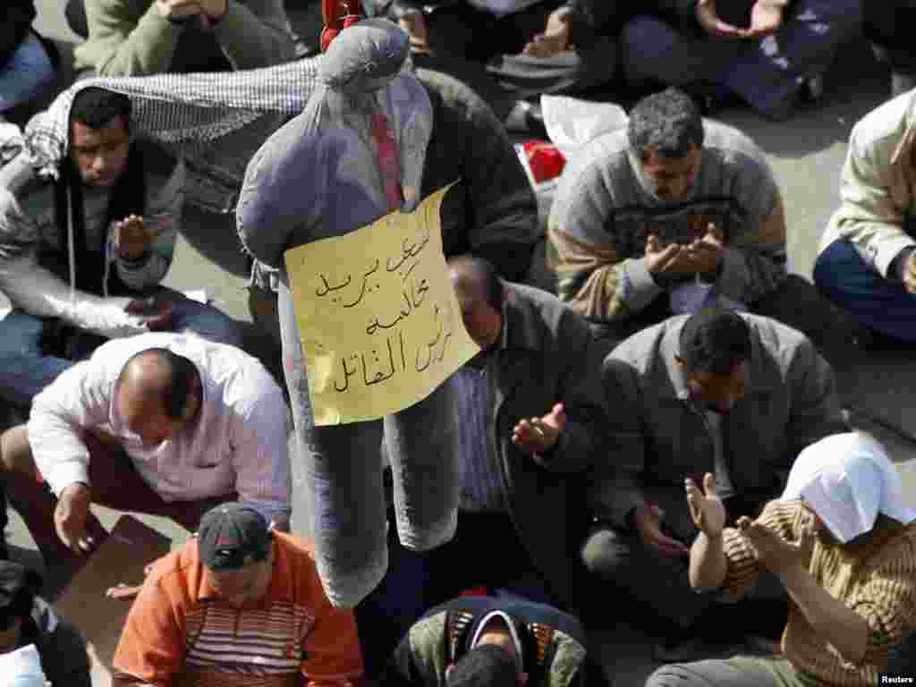 Тахрир алаңында өткен жұма намазында демонстранттар Хосни Мүбәрәкке ұқсатып жасаған тұлып ұстап тұр.