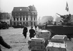 București, 24 decembrie 1989, ora 09:00, tancuri și muniție de război.