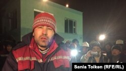 Работник нефтесервисного предприятия Oil Construction Company Мейрамбек Куантаев после спуска со стрелы строительного крана. Каламкас, 12 января 2017 года.