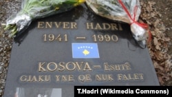 Grob kosovskog aktiviste za ljudska prava Envera Hadrija s natpisom "Kosovo - naša krv koja se ne prašta".