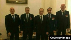 Vladimir Putin (centru) și Dmitri Utkin (dreapta).