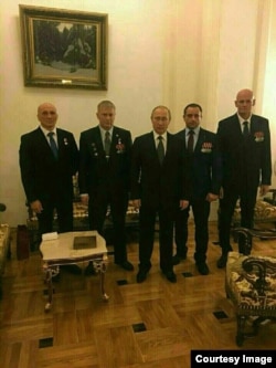 Владимир Путин, Дмитрий Уткин (крайний справа) и другие предполагаемые руководители "ЧВК Вагнера" на приеме в Кремле