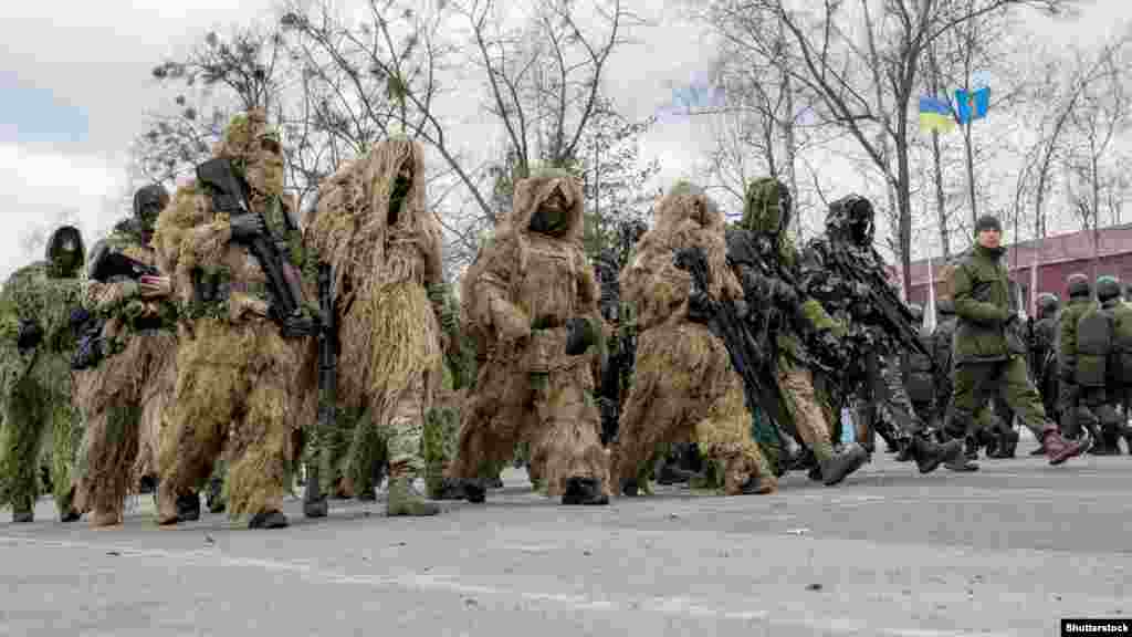 (&copy;Shutterstock) Снайпери Національної гвардії України. Київщина, 18 березня 2016 року
