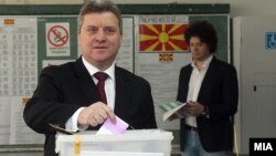 Претседателот на Република Македонија Ѓорге Иванов гласа на локалните избори 2013. 