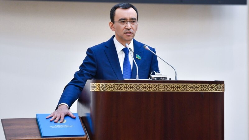 Новый спикер сената Маулен Ашимбаев принимает присягу. Нур-Султан, 4 мая 2020 года.