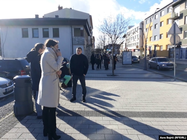 Građani u centru Cazina u vrijeme potresa u Hrvatskoj