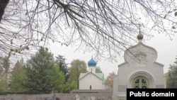 Русские церкви на кладбище в Сент Женевьев де Буа во Франции