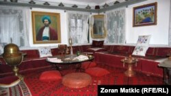 'Trebalo je neko vrijeme da se muslimani od te vezanosti za osmansku državnu tradiciju vrate i prihvate habsburško carstvo, kao neki okvir u kom se mogu dalje razvijati.' (Na fotografiji spomen kuća-muzej Husein-kapetana Gradaščevića)